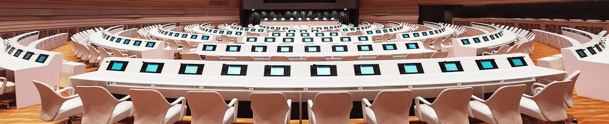 Monitore und Touchscreens für Konferenzräume